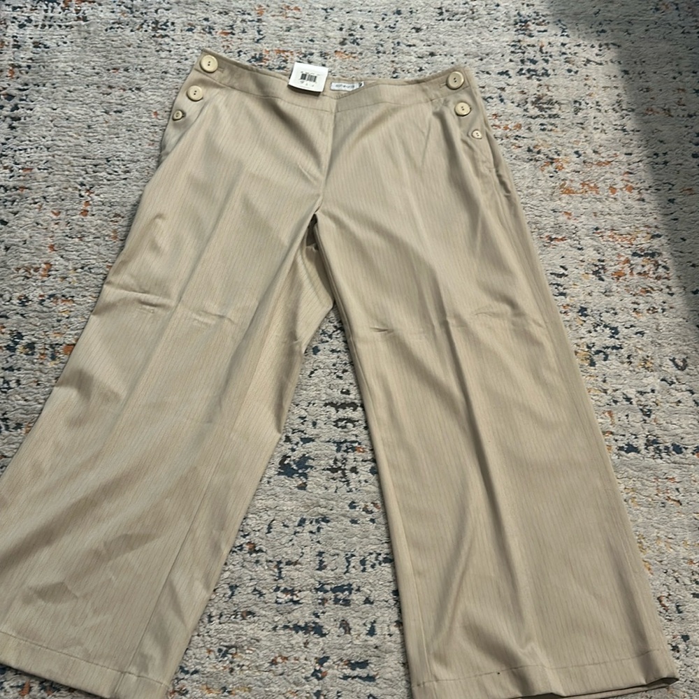 Woman’s golf pants size 12 capri wide legged
